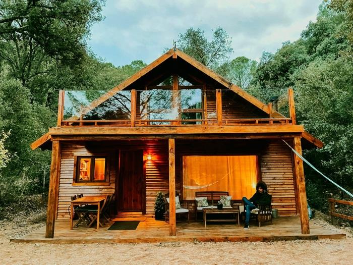 Cabaña con encanto en el bosque con chimenea